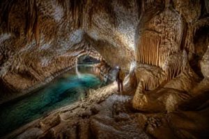 Exploration dune grotte naturelle spectaculaire