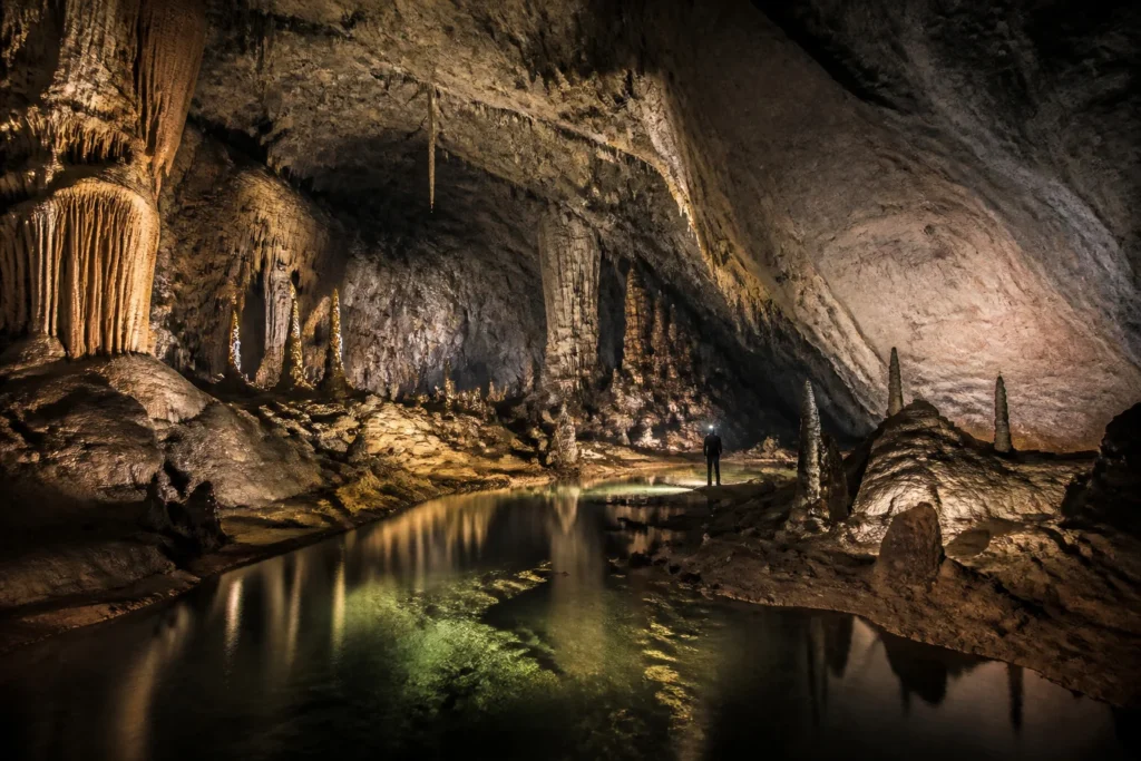 Grotte mysterieuse avec un explorateur et peinture rupestre