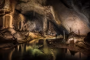 Grotte mysterieuse avec un explorateur et peinture rupestre
